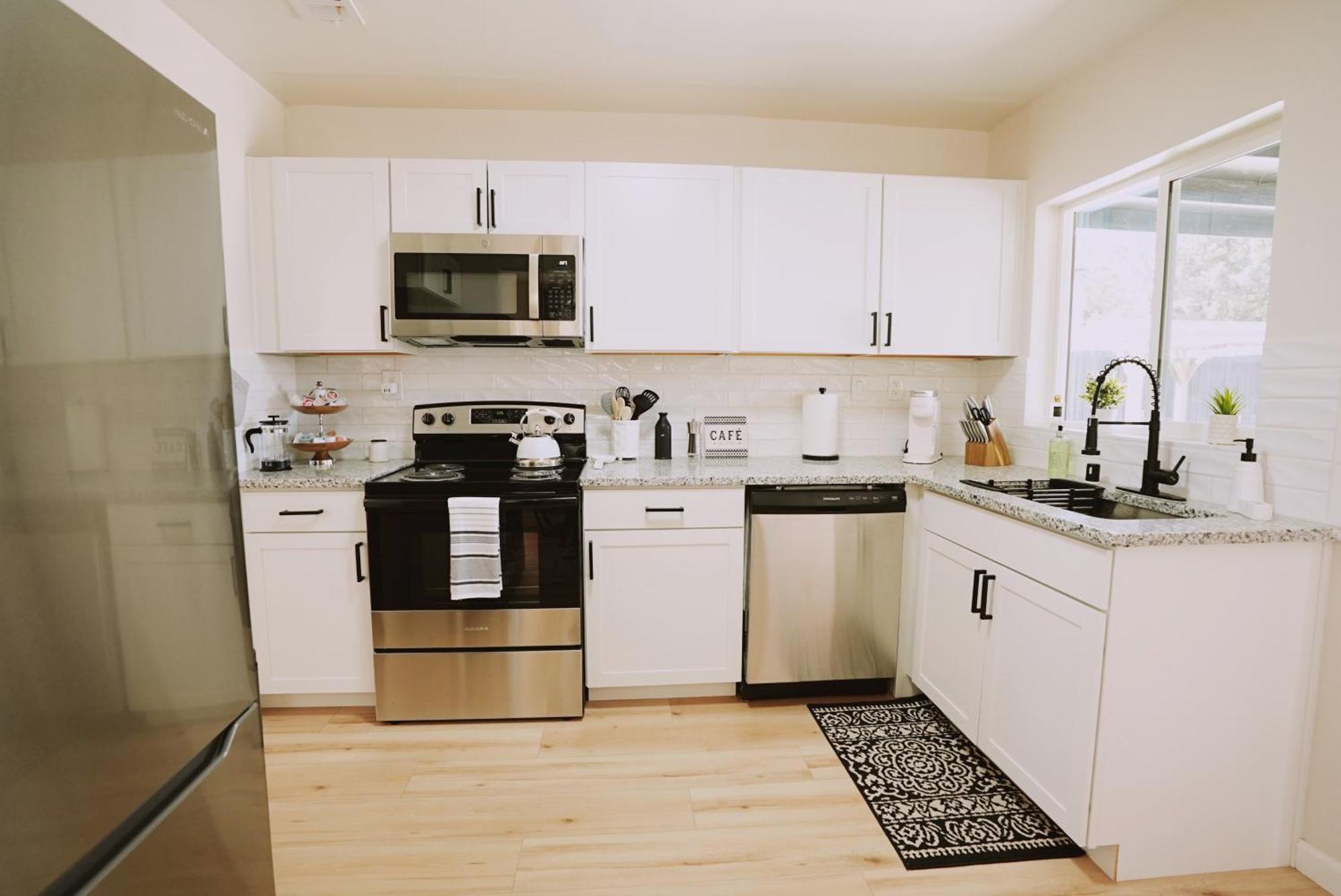 Centrally Located! Remodeled! Huge Backyard! The White House Albuquerque Exterior photo
