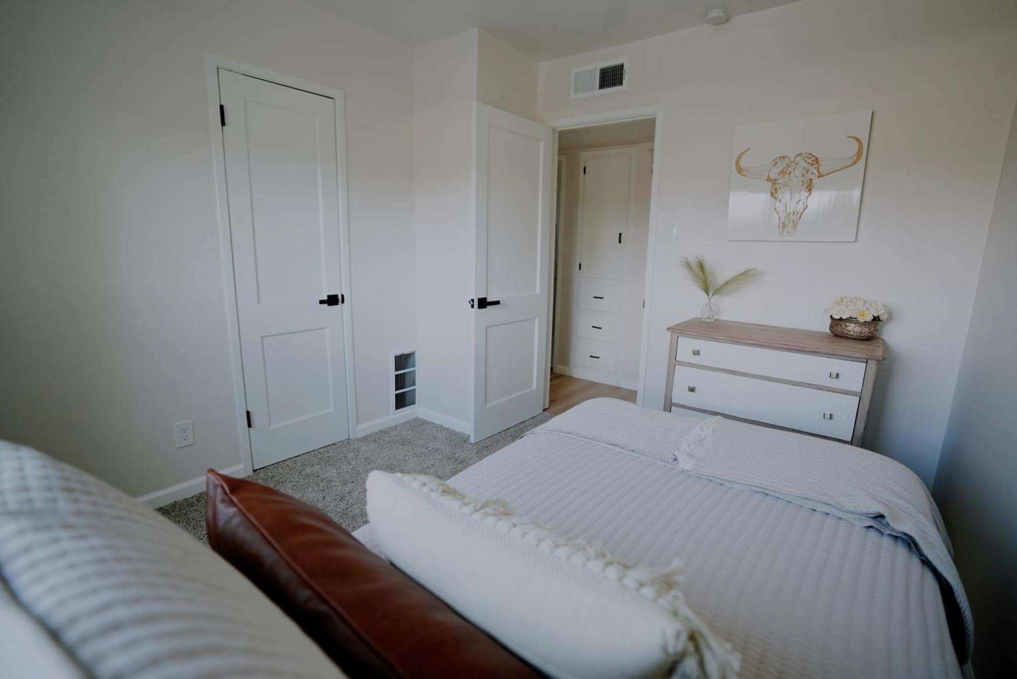 Centrally Located! Remodeled! Huge Backyard! The White House Albuquerque Exterior photo