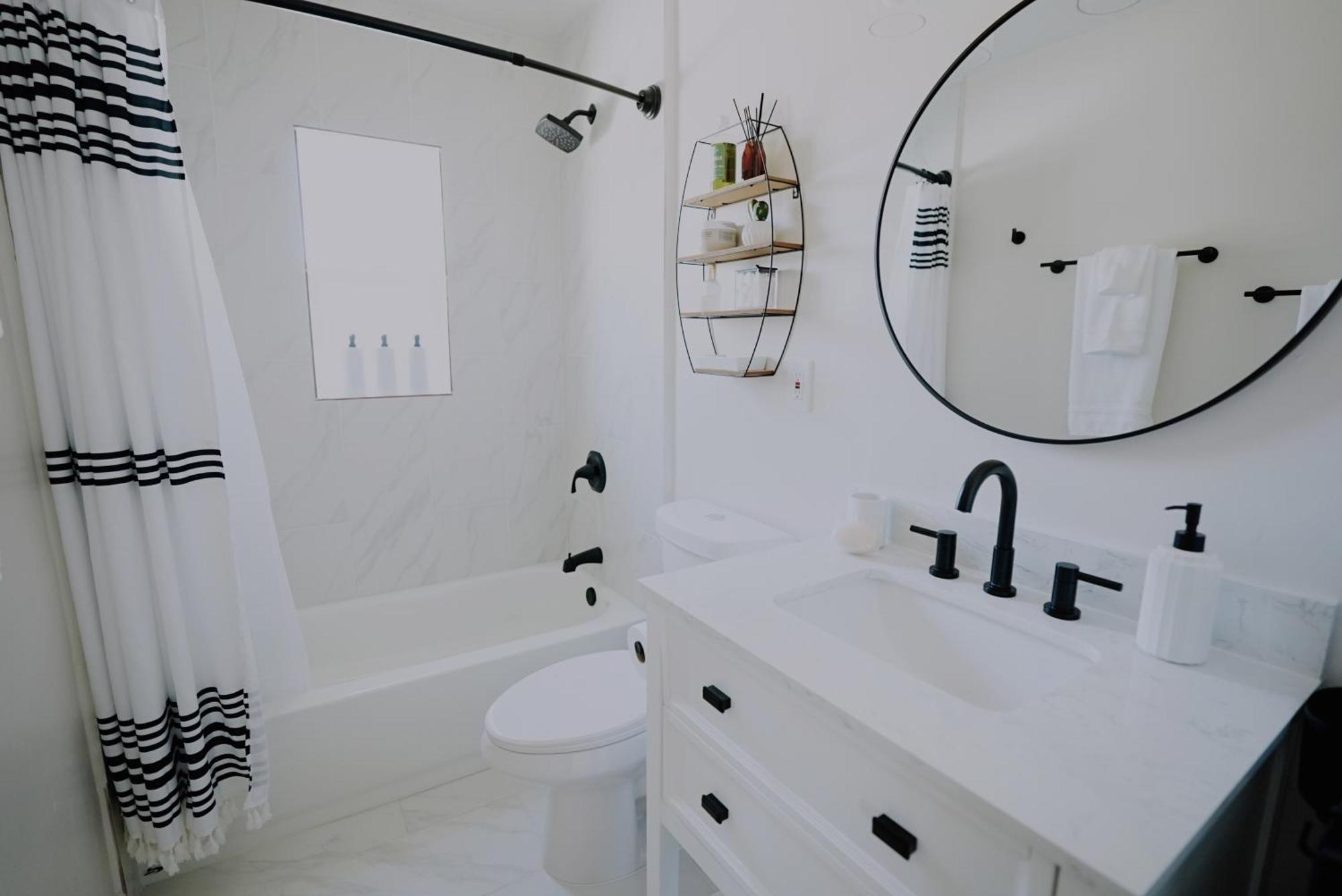 Centrally Located! Remodeled! Huge Backyard! The White House Albuquerque Exterior photo
