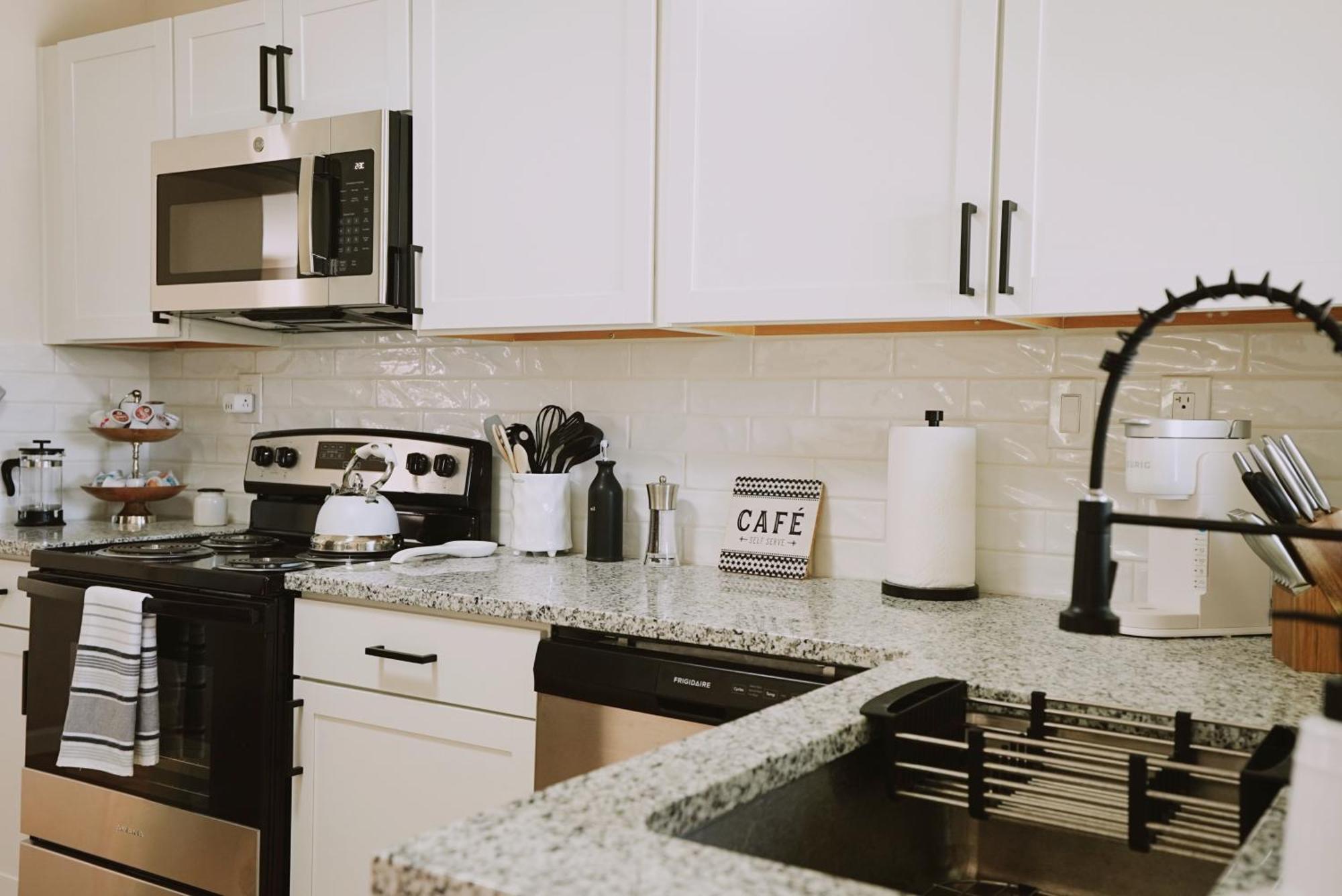 Centrally Located! Remodeled! Huge Backyard! The White House Albuquerque Exterior photo
