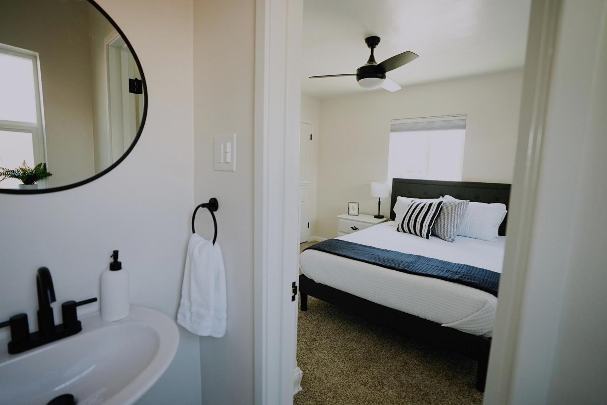 Centrally Located! Remodeled! Huge Backyard! The White House Albuquerque Exterior photo
