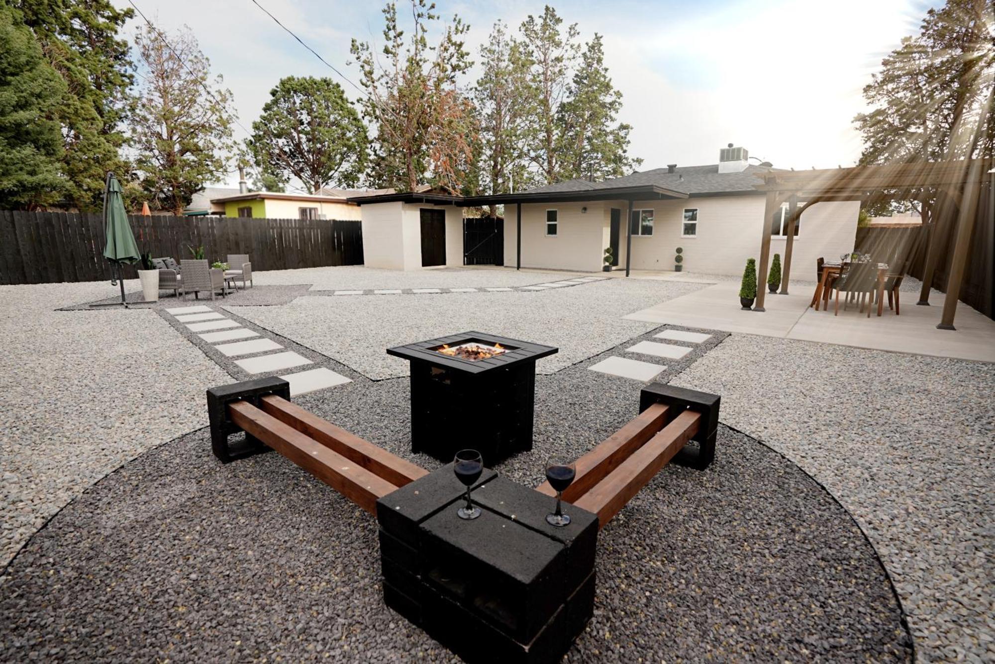 Centrally Located! Remodeled! Huge Backyard! The White House Albuquerque Exterior photo