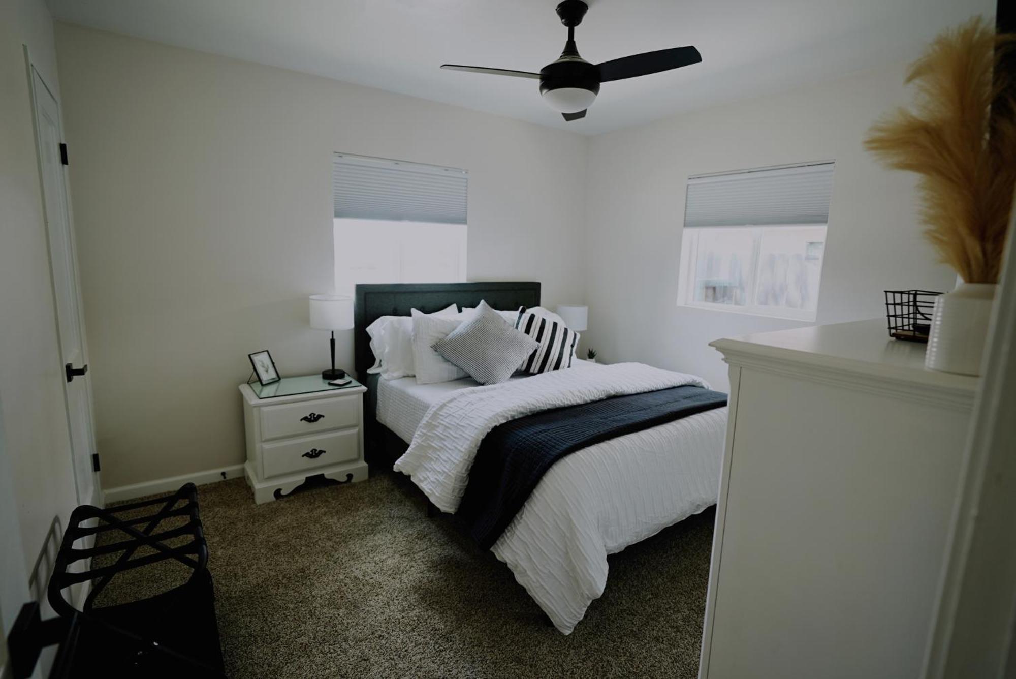 Centrally Located! Remodeled! Huge Backyard! The White House Albuquerque Exterior photo