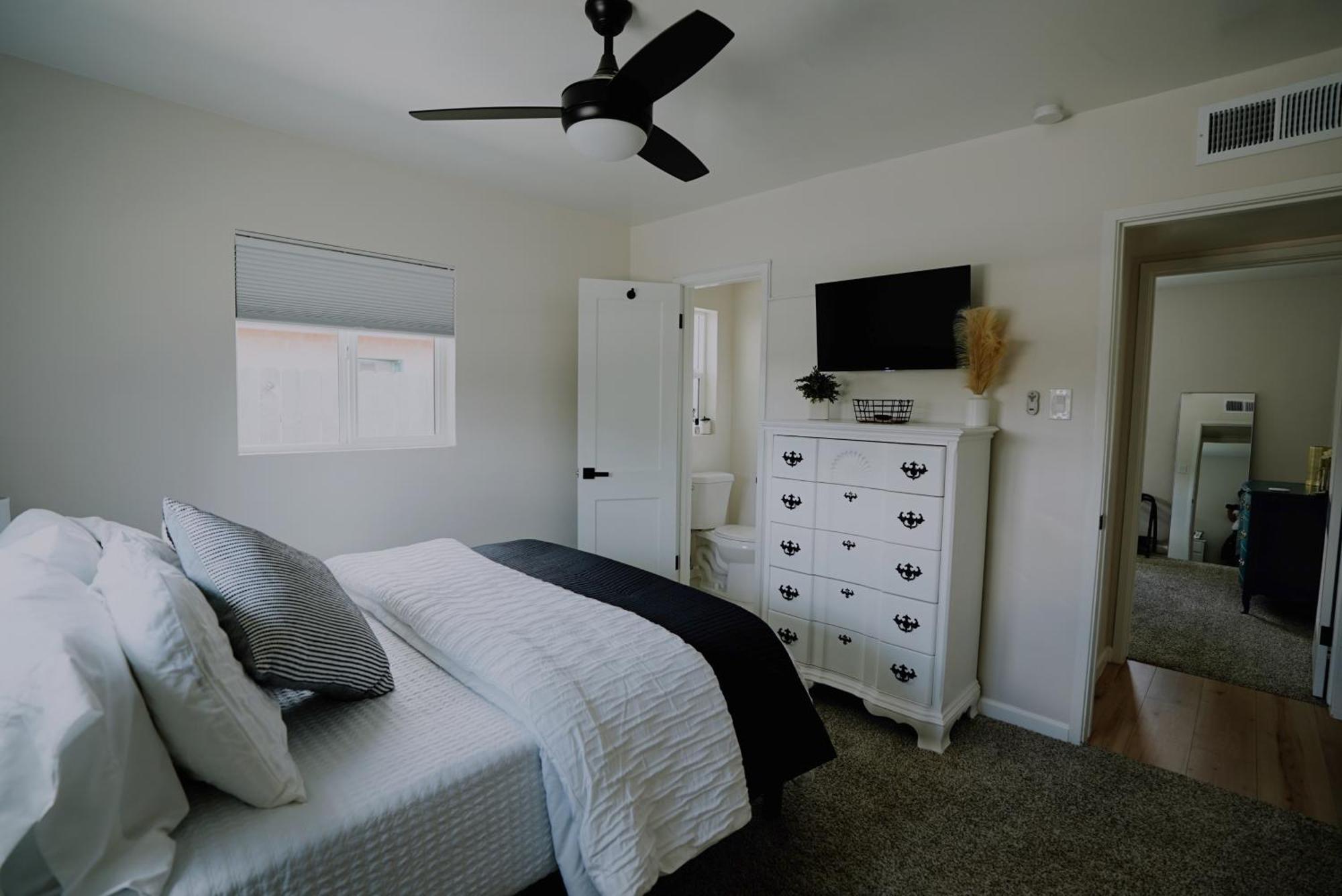 Centrally Located! Remodeled! Huge Backyard! The White House Albuquerque Exterior photo