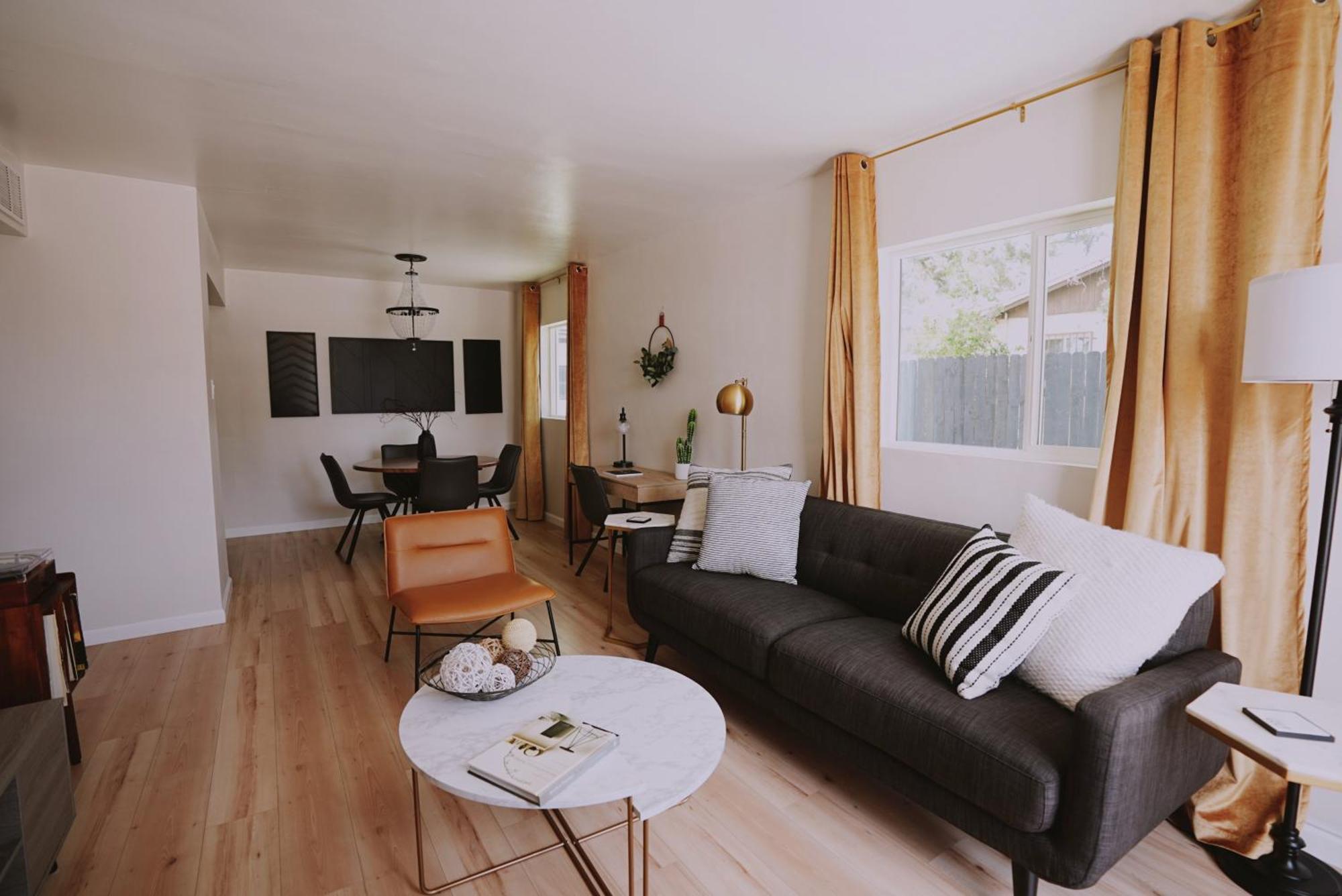 Centrally Located! Remodeled! Huge Backyard! The White House Albuquerque Exterior photo
