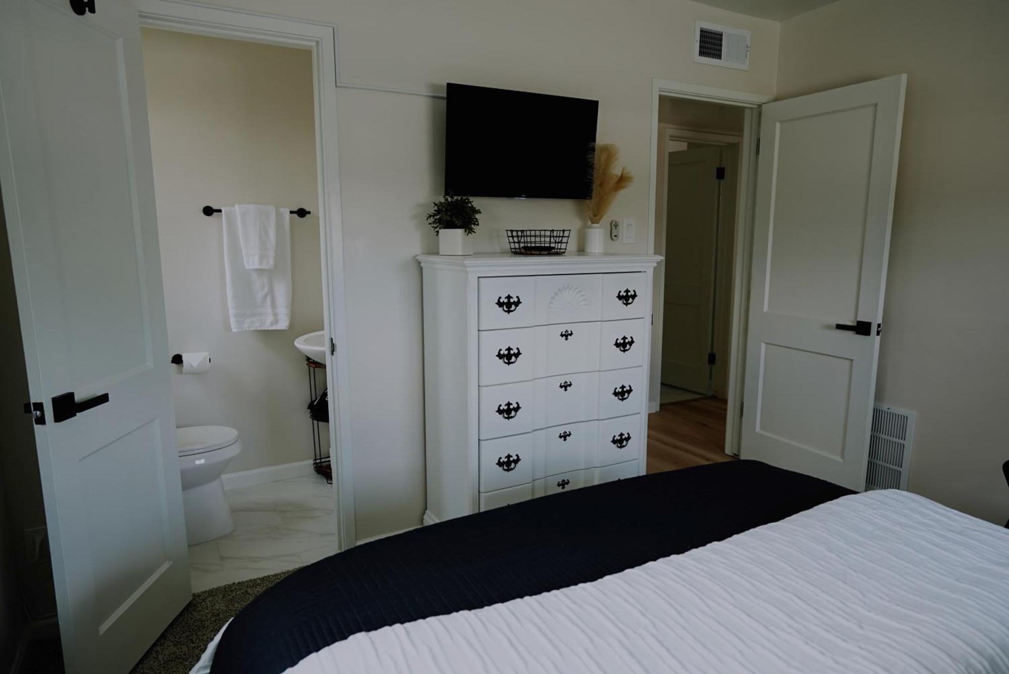 Centrally Located! Remodeled! Huge Backyard! The White House Albuquerque Exterior photo