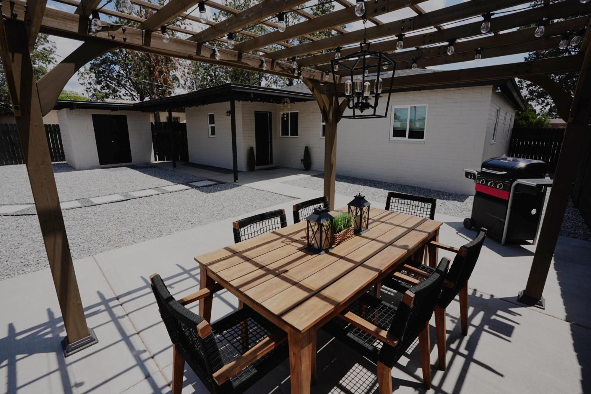 Centrally Located! Remodeled! Huge Backyard! The White House Albuquerque Exterior photo