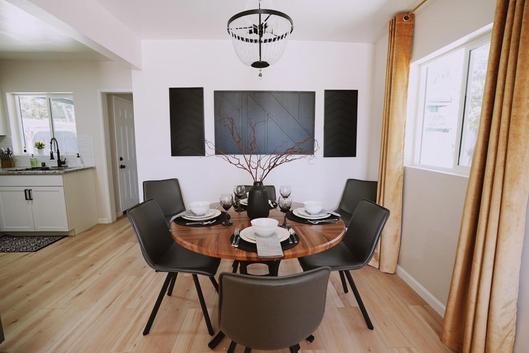 Centrally Located! Remodeled! Huge Backyard! The White House Albuquerque Exterior photo