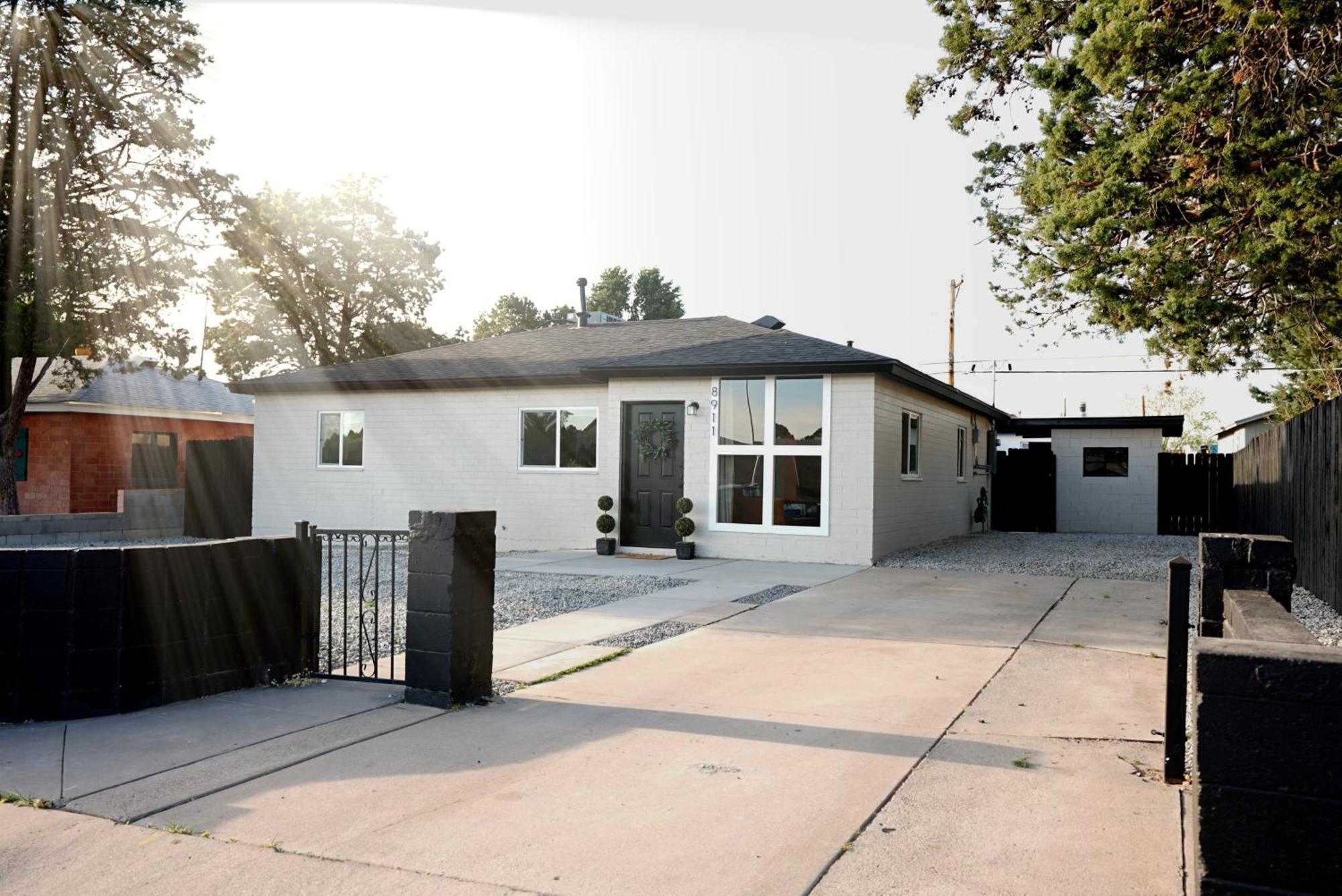 Centrally Located! Remodeled! Huge Backyard! The White House Albuquerque Exterior photo